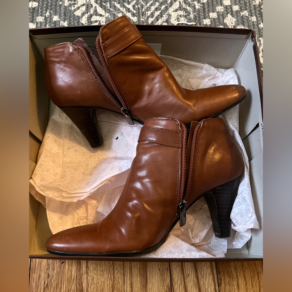 Bandolino, leather, brown booties. Size 6